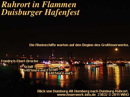 Ruhrort in Flammen, Duisburger Hafenfest. Die Rheinschiffe warten auf den Beginn des Großfeuerwerks von der Friedrich-Ebert-Brücke über den Rhein.