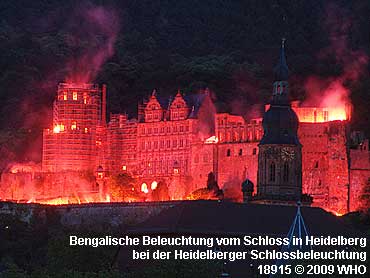 Bengalische Beleuchtungen am Schloss in Heidelberg zur Heidelberger Schlossbeleuchtung.