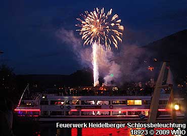 Neckarschiffe der Neckarschiffahrt vor dem Feuerwerk von der "Alten Brücke", der Bogenbrücke über den Neckar bei der Heidelberger Schlossbeleuchtung.